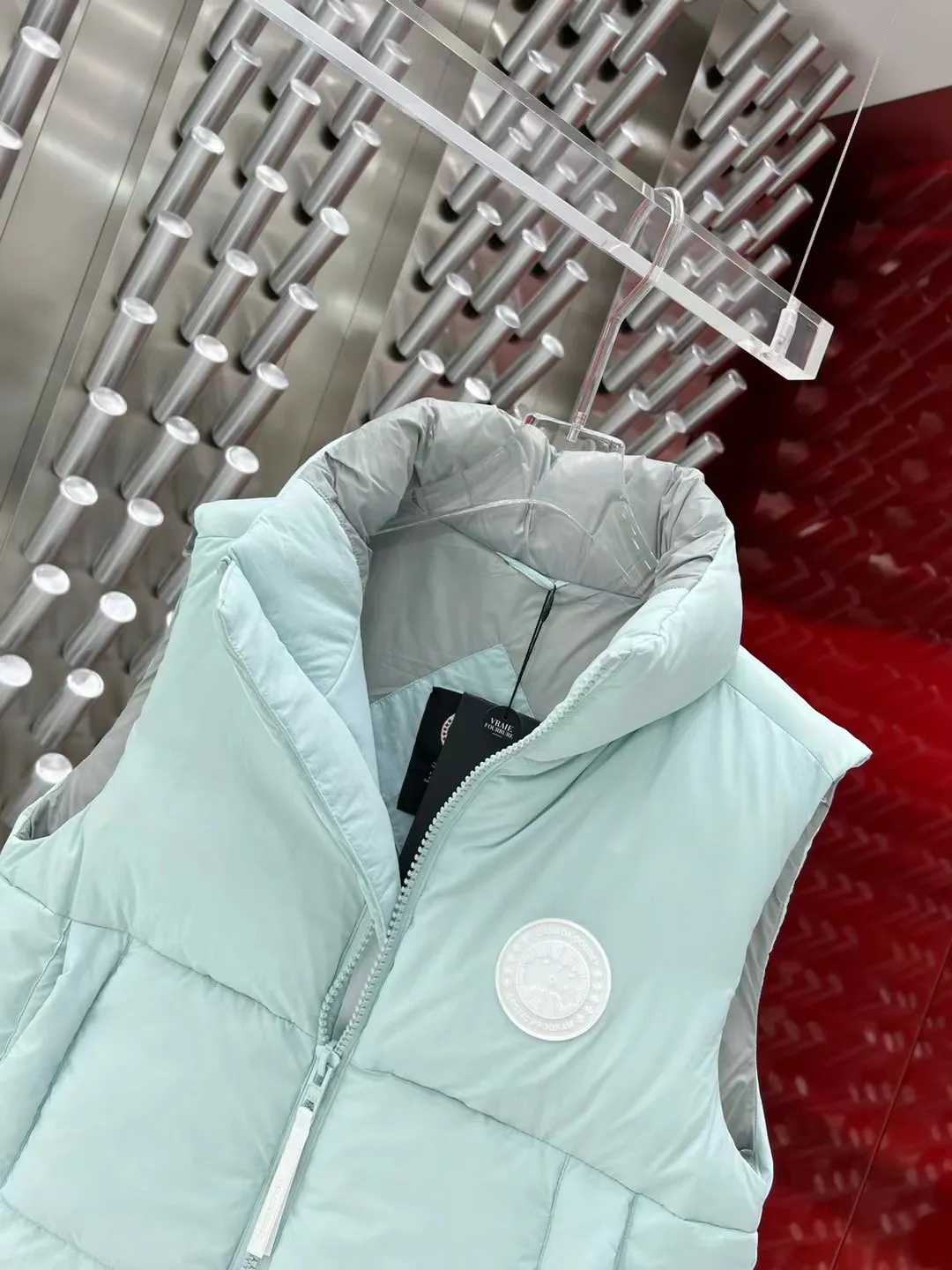 P460 Canadian brand Canada Goosex down jacket has always been recognized as the warmest down jacket. Various Instagram celebrities, Internet celebrities, and celebrities often wear it for street photos. I do Canada Goose every year, but I still can’t get rid of my love for the geese. No matter how cold the weather is, there is no need to be afraid, because there are geese! Filled with 90% white duck down, Canada Goose is the legendary warmest down jacket and is known as a must-have for Arctic outdoor sports! The most popular down jacket in the world, celebrities are rushing to buy it, it is a must-have! Same size for men and women: XS to XXL in stock😍